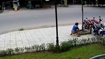 Đang phá khóa xe Exciter, tên trộm bị dân cầm gậy rượt bắt
