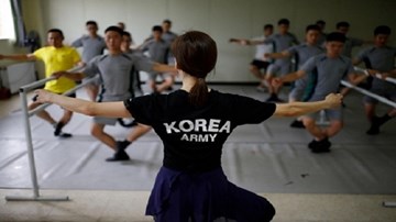 Binh sĩ Hàn Quốc múa ballet trên biên giới