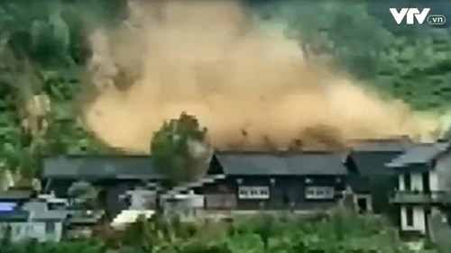 Video ghi lại cảnh lở đất kinh hoàng chôn vùi một ngôi làng ở Trung Quốc
