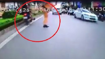 Xe máy đi ngược chiều ngã văng xuống dải phân cách sau cú đạp của CSGT