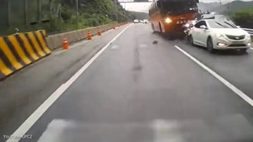 Tài xế ngủ gật, xe buýt 'cày' nát hàng loạt xe con, 4 người chết thảm
