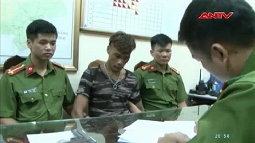 Ngáo đá mang súng cướp taxi để… chạy trốn