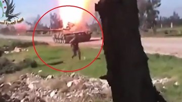 Phe nổi dậy Syria ném lựu đạn, xe tăng quân Assad nổ tung