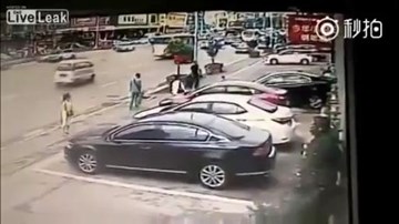 Tài xế cài số lùi đâm chết 2 người đi bộ trên vỉa hè