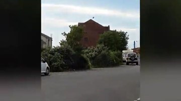 'UFO' màu đen bí ẩn, hình thù kỳ dị lơ lửng 15 phút trên bầu trời