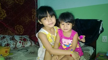 Hai cháu bé bị trao nhầm làm quen với bố mẹ đẻ