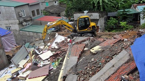 Quảng Ninh: Mưa lớn làm sập nhà, 4 người thoát chết