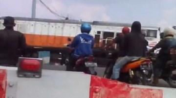 Bị tàu hỏa cán chết vì tưởng đoàn tàu đã đi qua hết