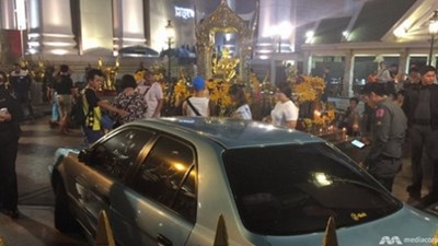 “Hú vía” vì xe điên lao thẳng đền thờ Erawan, Thái Lan