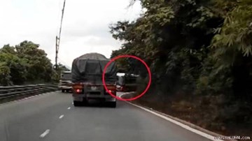 Xe khách cố tình lấn làn ép xe tải xuống rãnh trên đường đèo