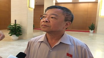 Ông Võ Kim Cự trả lời báo chí bên hành lang Quốc hội