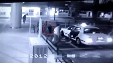 Khoảnh khắc bóng đen cô gái theo chân người đàn ông vào trong taxi đầy rùng rợn