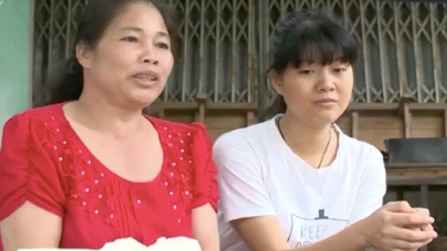 Nữ thủ khoa 30 điểm vừa đi học, vừa rửa bát thuê