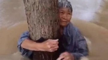 Chuyện cụ ông chấp nhận bị lũ cuốn để cứu vợ lay động hàng triệu con tim
