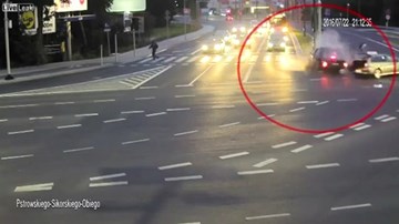 Người đi xe đạp thoát chết thần kỳ nhờ... tai nạn giữa 2 ôtô