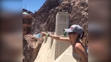 Kinh ngạc cảnh rót nước chảy ngược lên trời