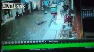Lội trên đường ngập nước, 3 người bị điện giật tử vong
