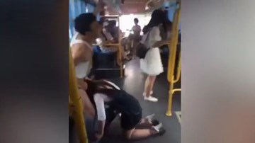 Chàng trai bối rối vì bị cô gái... tụt quần trên xe buýt