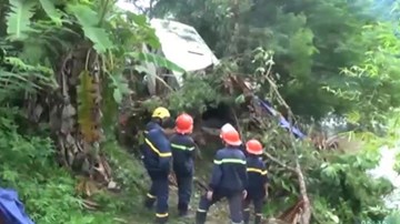 Xe khách ủi bay quán bán hàng, bay xuống vực