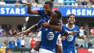 Drogba lại khiến Arsenal gặp... 