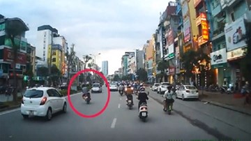 Đánh võng tạt đầu taxi, thanh niên bị tông văng xuống đường