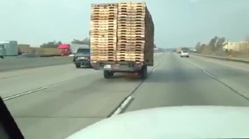 Rơ-moóc không người lái vẫn băng băng đi trên cao tốc