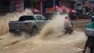 Chiếc xe bán tải đi 