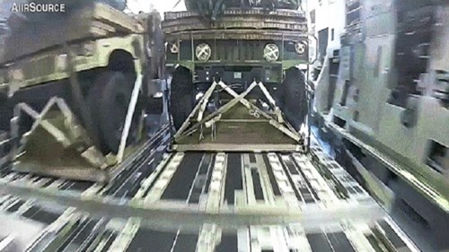 Cận cảnh xe Humvee của Mỹ nhảy dù từ vận tải cơ C-17 Globemaster III