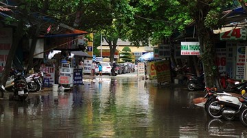 Nước cống “bủa vây” Bệnh viện Phụ sản Hà Nội