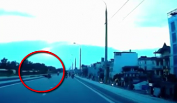 Cướp táo tợn giật dây chuyền trên đường đê Long Biên