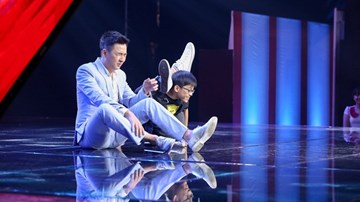 Cậu bé “vắt hai chân lên cổ” gây “sốt” tại Giọng hát Việt nhí