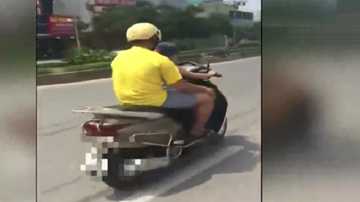 Giật mình em bé lái xe đèo bố giữa phố Hà Nội