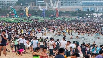 Bãi biển Trung Quốc đặc kín người đi tránh nóng