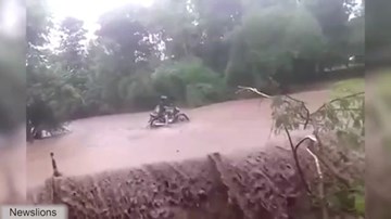 Nam thanh niên bị cuốn trôi vì liều lĩnh đi xe máy vượt lũ