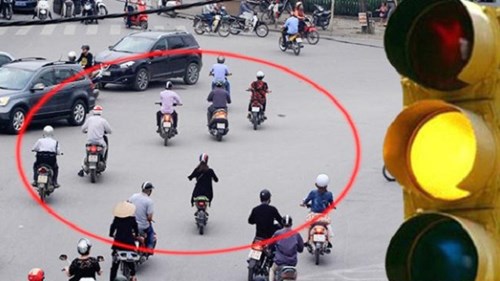 Mức xử phạt lên đến 2 triệu đồng, các phương tiện giao thông vẫn vượt đèn vàng