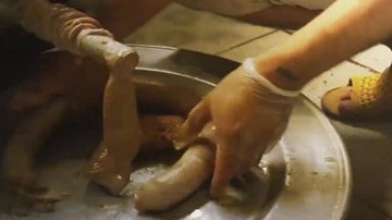 Thâm nhập cơ sở sản xuất xúc xích, pate cực bẩn