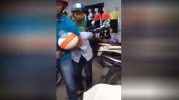 Người đàn ông bị dân kẹp cổ giữa phố vì nghi cướp túi xách