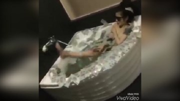 Nữ DJ Việt khỏa thân tắm tiền: liệu có bị khép tội?