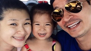 Con gái Huy Khánh bắt mẹ xin lỗi ba siêu dễ thương