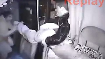 Cầm dao đi cướp trên xe buýt, bị đánh hội đồng te tua