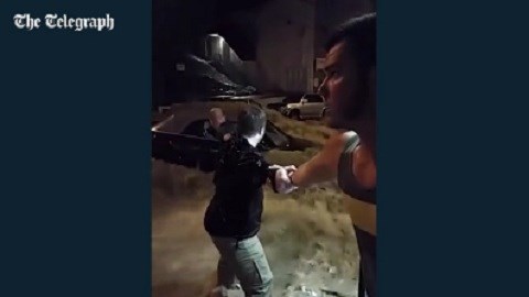 Mạo hiểm mạng sống cứu người phụ nữ mắc kẹt giữa dòng lũ