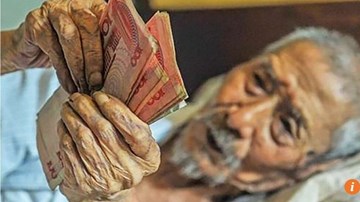 Cụ ông 103 tuổi nằm liệt giường vẫn nghiện đếm tiền