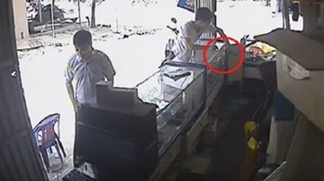 Trộm ung dung đút túi 2 điện thoại sau 5 lần ra tay trộm đồ