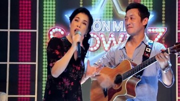 MC Anh Tuấn ngại ngùng đệm đàn cho Thu Phương