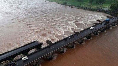 Sập cầu ở Ấn Độ, hai xe khách lật nhào xuống sông
