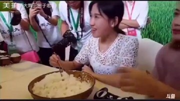 Cô gái trẻ ăn một lúc hết 4kg cơm trắng