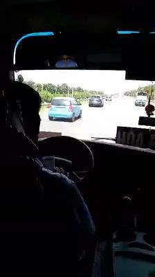 Tài xế xe khách vừa lái vừa lướt Facebook trên Đại lộ Thăng Long