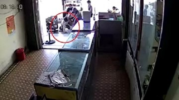 Chủ cửa hàng nhanh trí tóm gọn tên trộm táo tợn