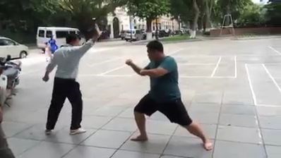 Người đàn ông to béo gây tai nạn cho bé gái gây bức xúc