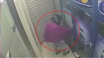 Gã đàn ông đội mũ bảo hiểm, trùm áo mưa rình cướp tiền cô gái tại cây ATM